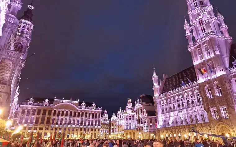 La Grand-Place de Bruxelles illuminée à la tombée du soir