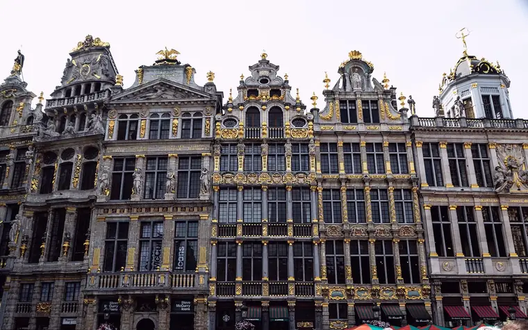 Façades dorées des maisons des corporations sur la Grand-Place de Bruxelles