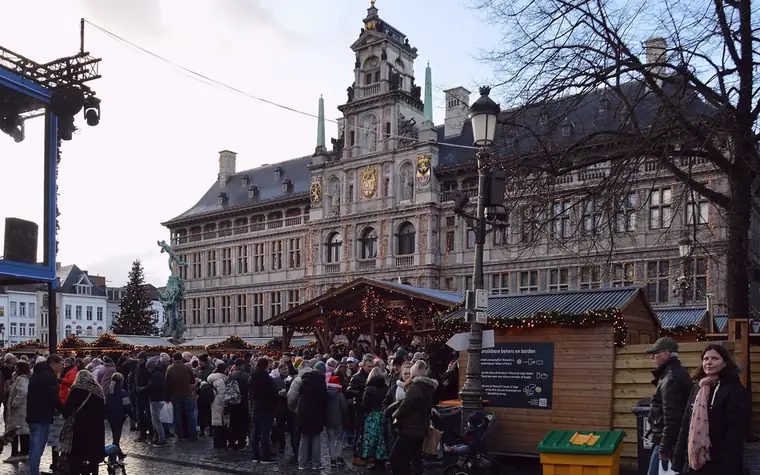 L'hôtel de ville d'Anvers sur la Grote Markt, un soir de marché de Noël