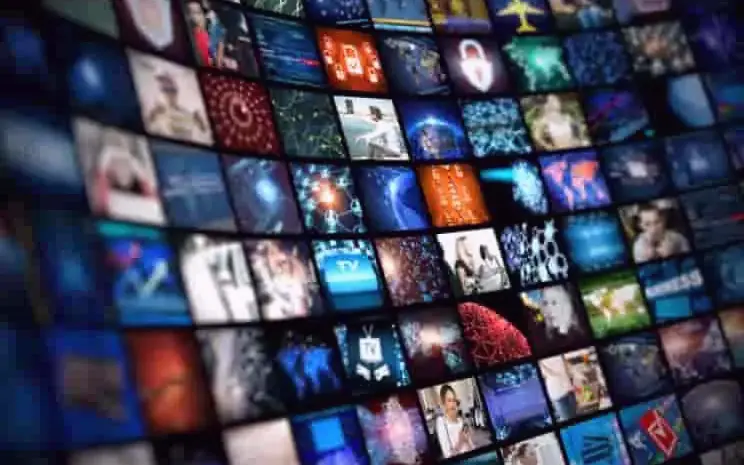 Mosaïque d'écrans montrant des affiches de films et de séries